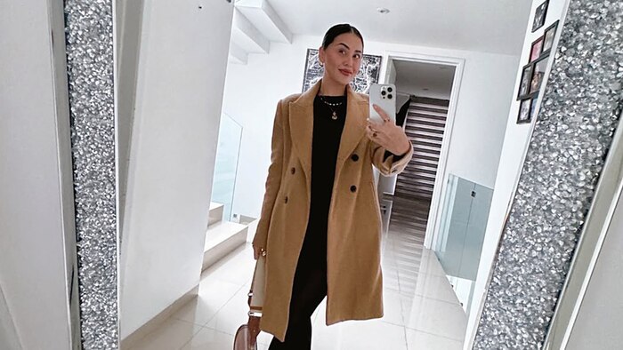 Gomita muestra su herida en el abdomen tras recuperación tras operación de emergencia