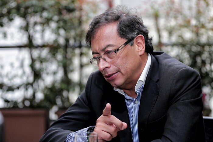 Gustavo Petro critica el alto gasto en vallas publicitarias en campañas electorales y apunta al Centro Democrático