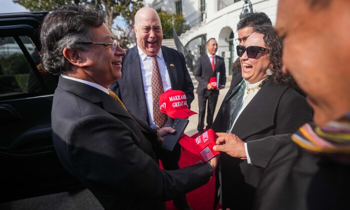 Gustavo Petro modifica la gorra recibida de Donald Trump y cambia el eslogan 'Make America Great Again' por 'Hagamos grande a las Américas'