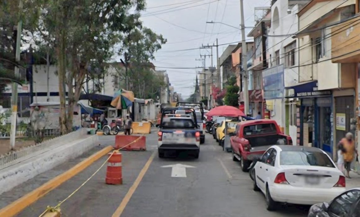 Habitantes y automovilistas de Nezahualcóyotl denuncian cobros ilegales por estacionarse en calles cercanas al Palacio Municipal