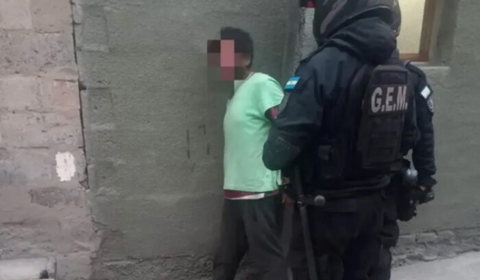 Hombre agresor roba a mujer y ataca a policía tras ser detenido en Jujuy