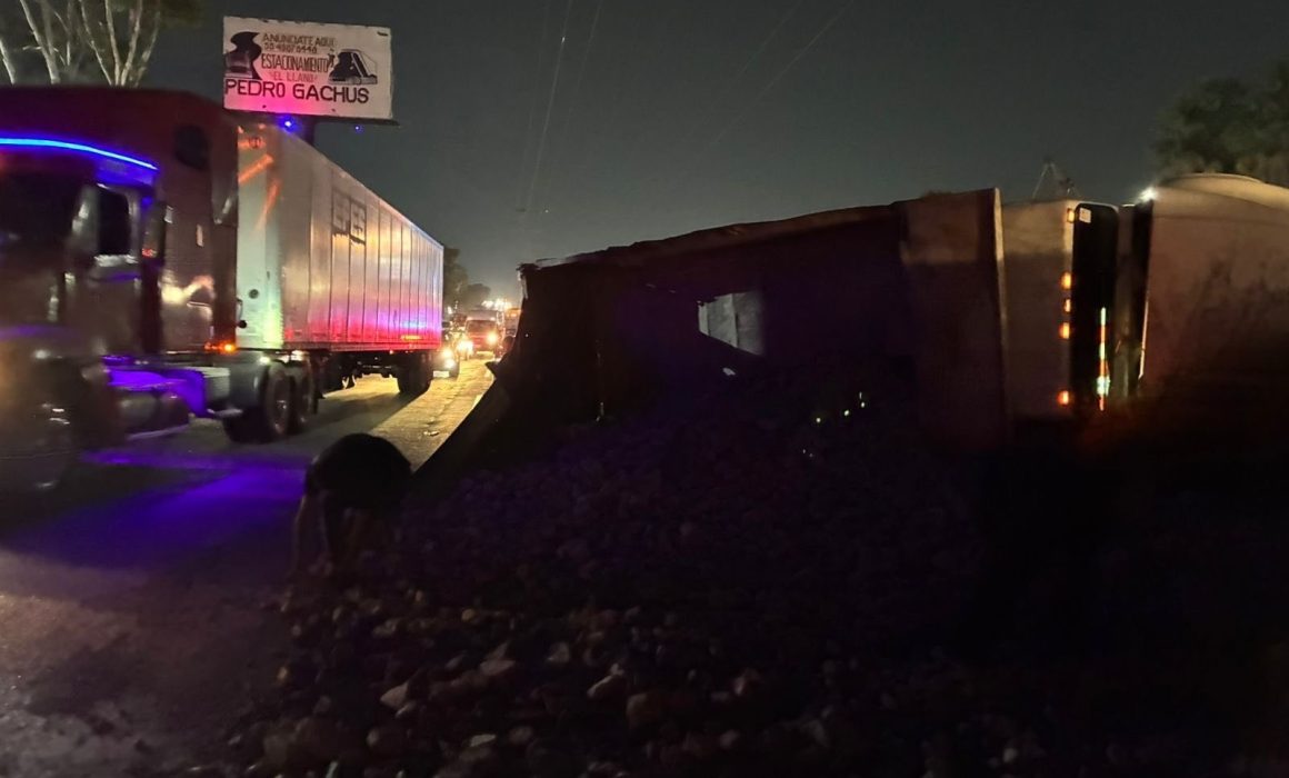 ¡Impactante! Camión volcó e invadió carril lateral en Ecatepec, bloqueando la vía crucial de Texcoco-Lechería
