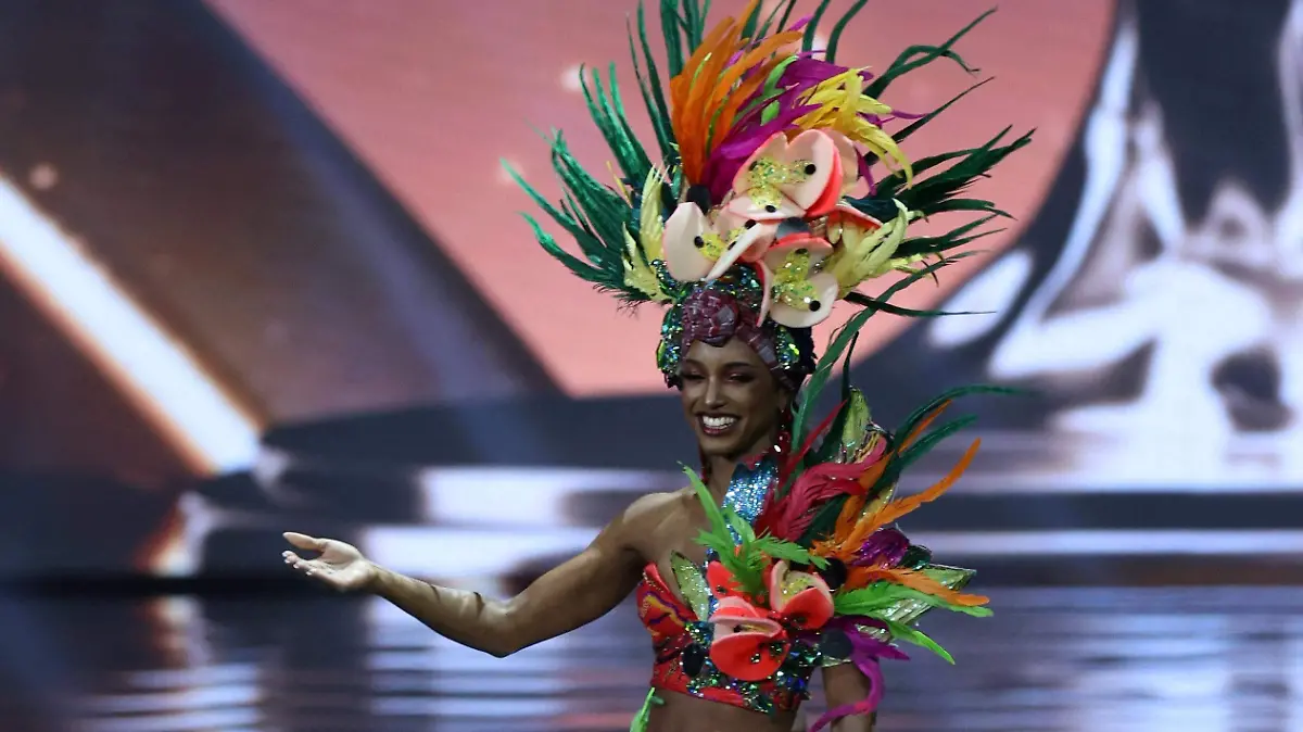 Impactante: La Miss Jamaica enfrenta una grave emergencia tras caída en la pasarela de Miss Universo