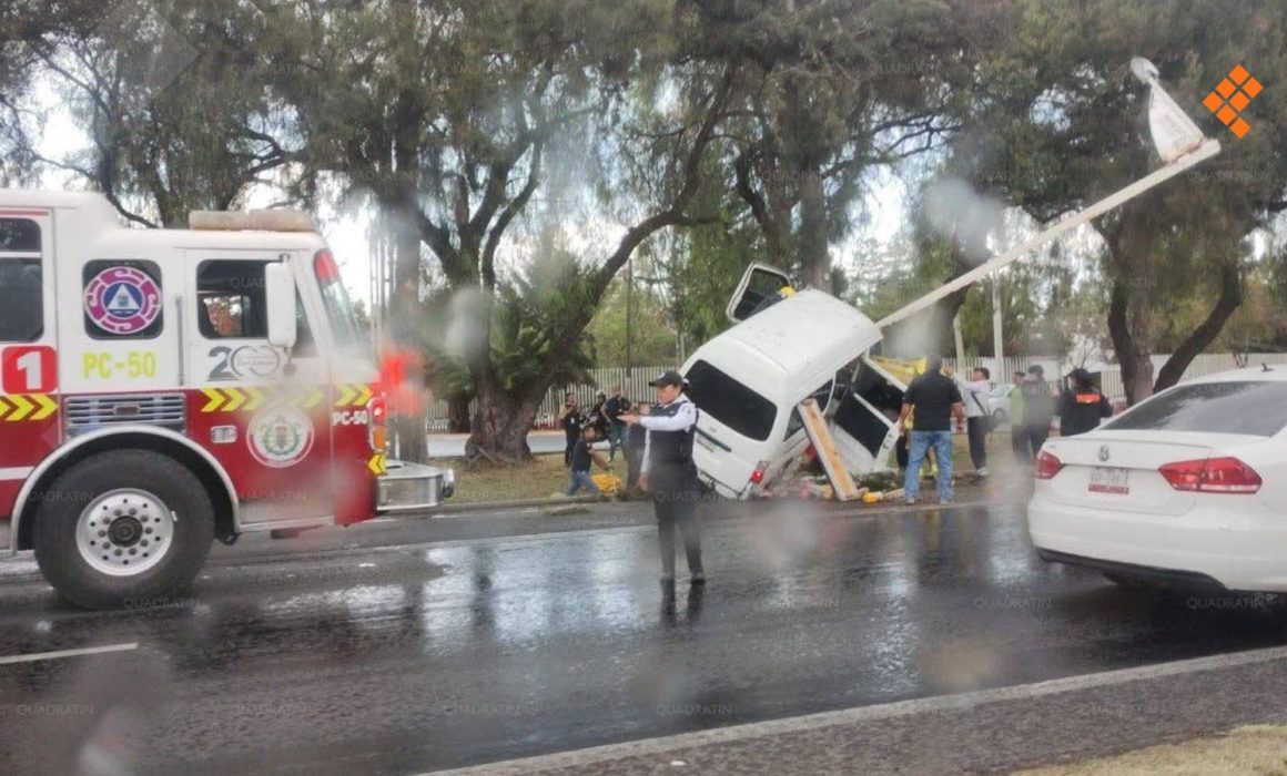 Impactante accidente en Tecámac: camioneta se estrella contra árbol y deja reguero de jugos en la carretera