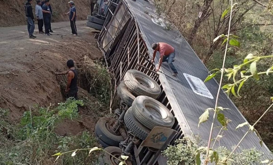 ¡Impactante vuelco en Luvianos! Todo lo que debes saber sobre el incidente que dejó a un tráiler cargado de equipo de sonido en peril
