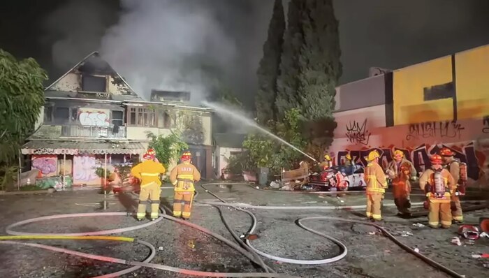 Incendio en Hollywood Center Motel destruye ícono histórico de Los Ángeles y provoca rescate heroico