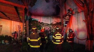 Incendio en bodega de plástico en Toluca provoca intoxicaciones y daños en viviendas cercanas