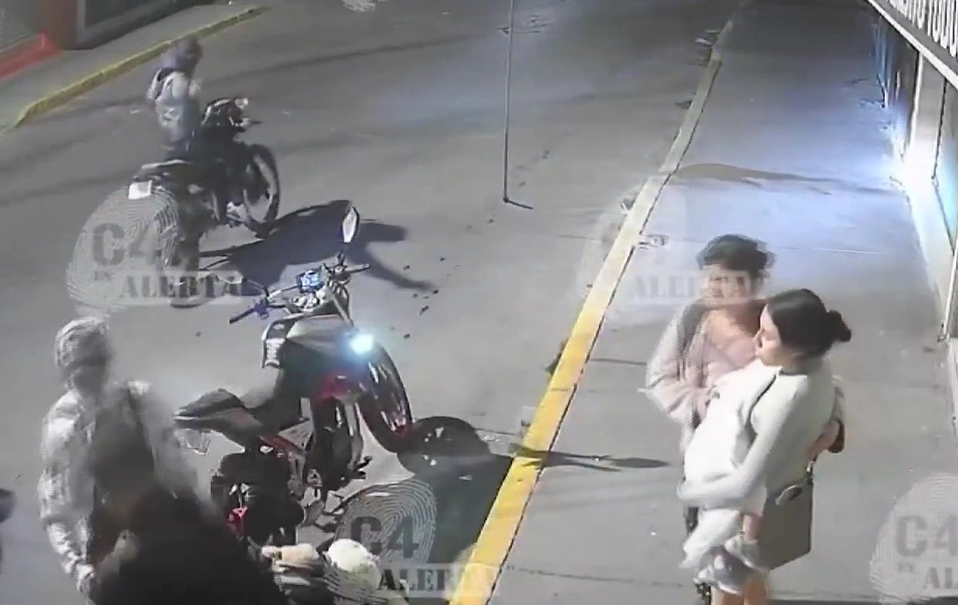 ¡Increíble pero cierto! Madre con su bebé en brazos asaltada en plena calle de Ecatepec