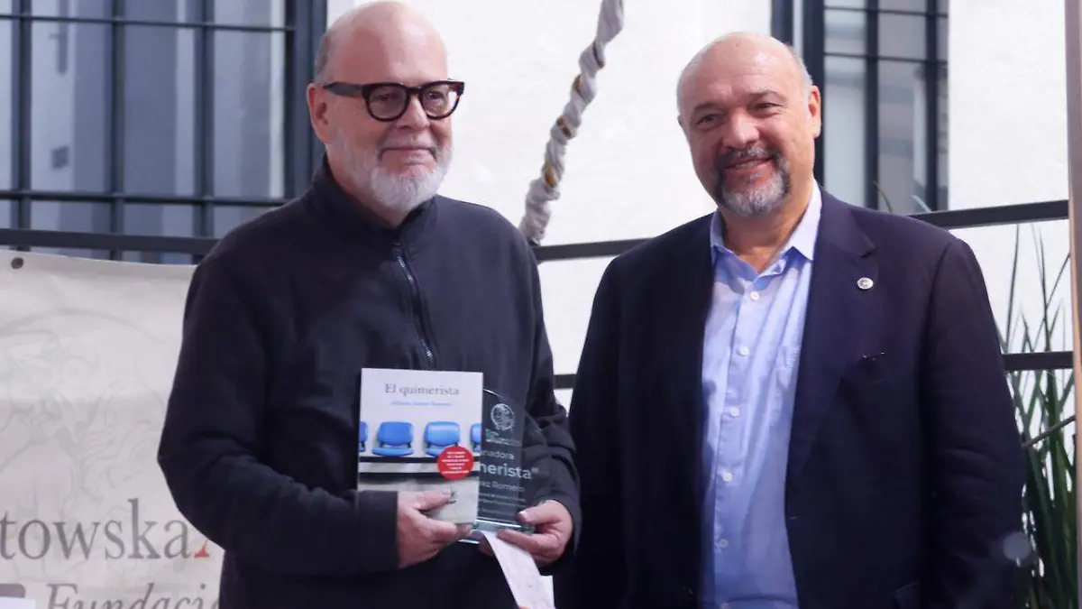 ¡Inesperado! El guionista Alfonso Suárez Romo conquista la literatura con su primera novela y un premio