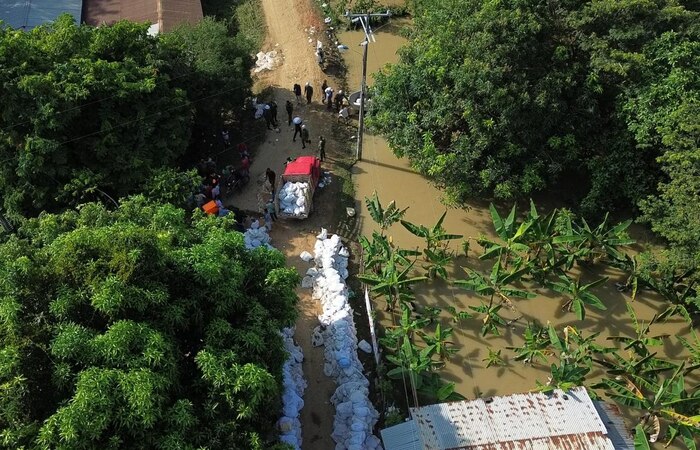 Ingenieros militares del Ejército construyen muro de contención en San Pelayo, Córdoba, para frenar desbordamiento del río
