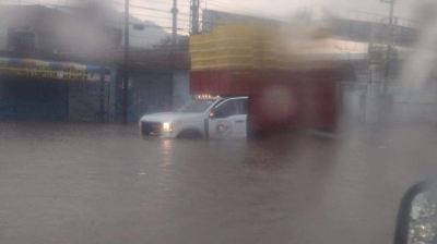 Inundaciones por lluvias generan congestiones en avenidas del Valle de México