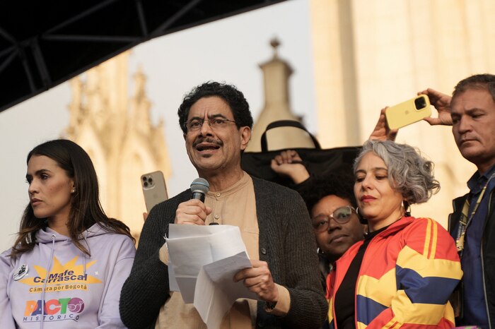 Iván Cepeda garantiza continuidad de beneficios salariales y pensionales para las Fuerzas Armadas y Policía en su eventual gobierno