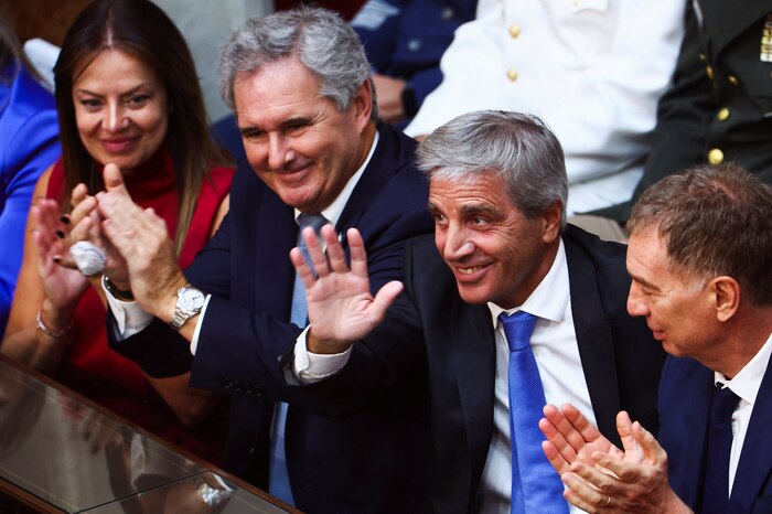 Javier Milei destaca a Luis Caputo como el mejor ministro de Economía del mundo en su discurso en el Congreso