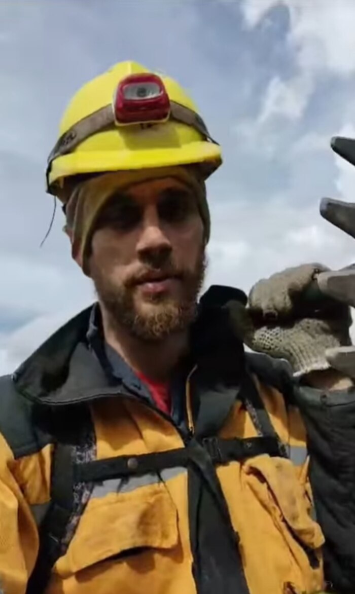 Jerónimo Weich, hijo de Julián Weich, se une como brigadista para combatir incendios en la Patagonia