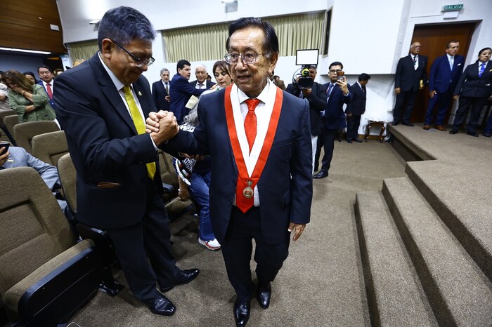 José María Balcázar asume la presidencia interina de Perú tras ser elegido por el Congreso