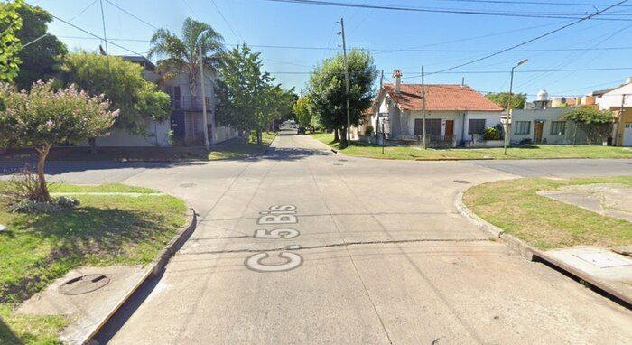 Jubilada en La Plata evita caer en alcantarilla robada y sufre lesión en una pierna