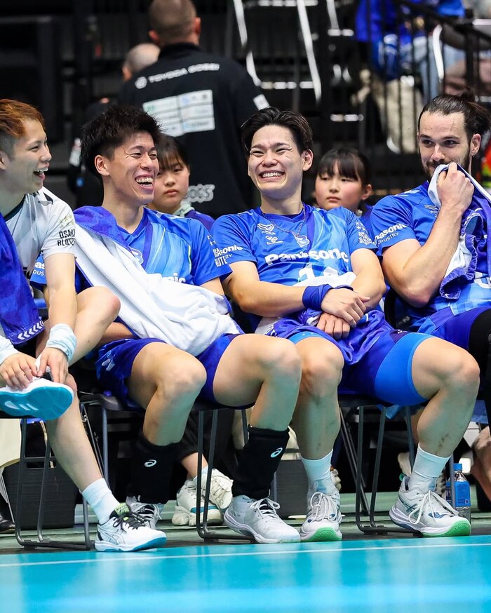 Jugador de voleibol japonés ofrece una disculpa teatral tras golpear accidentalmente a una jueza en el Juego de las Estrellas en Kobe