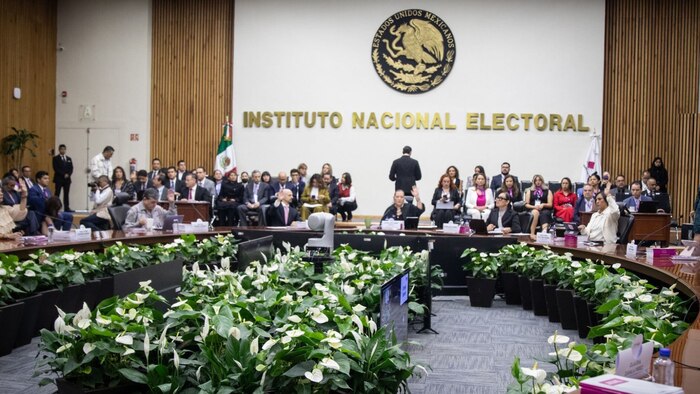 Kenia López Rabadán exige al INE clarificación sobre posible conflicto de interés de funcionario