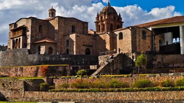 La explanada del Qorikancha cerrada al público por daños en su área verde en Cusco