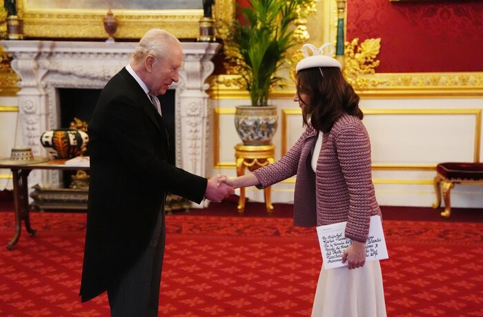 Laura Sarabia publica foto oficial junto al rey Carlos III tras presentación como embajadora en Reino Unido