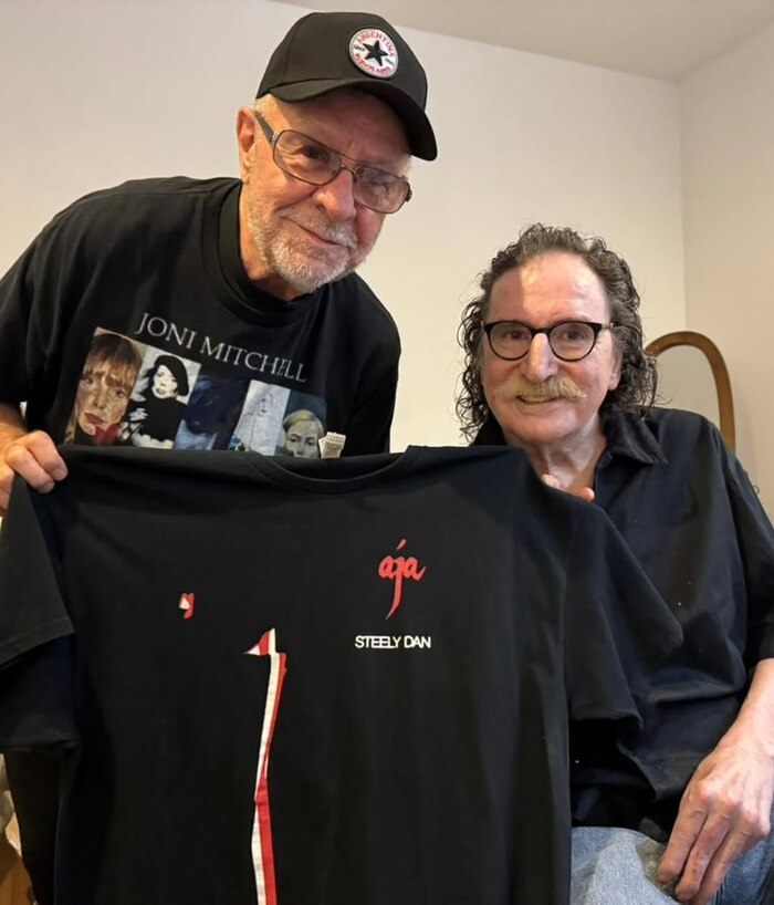 León Gieco visita a Charly García y comparte presencia en redes sociales con un regalo simbólico