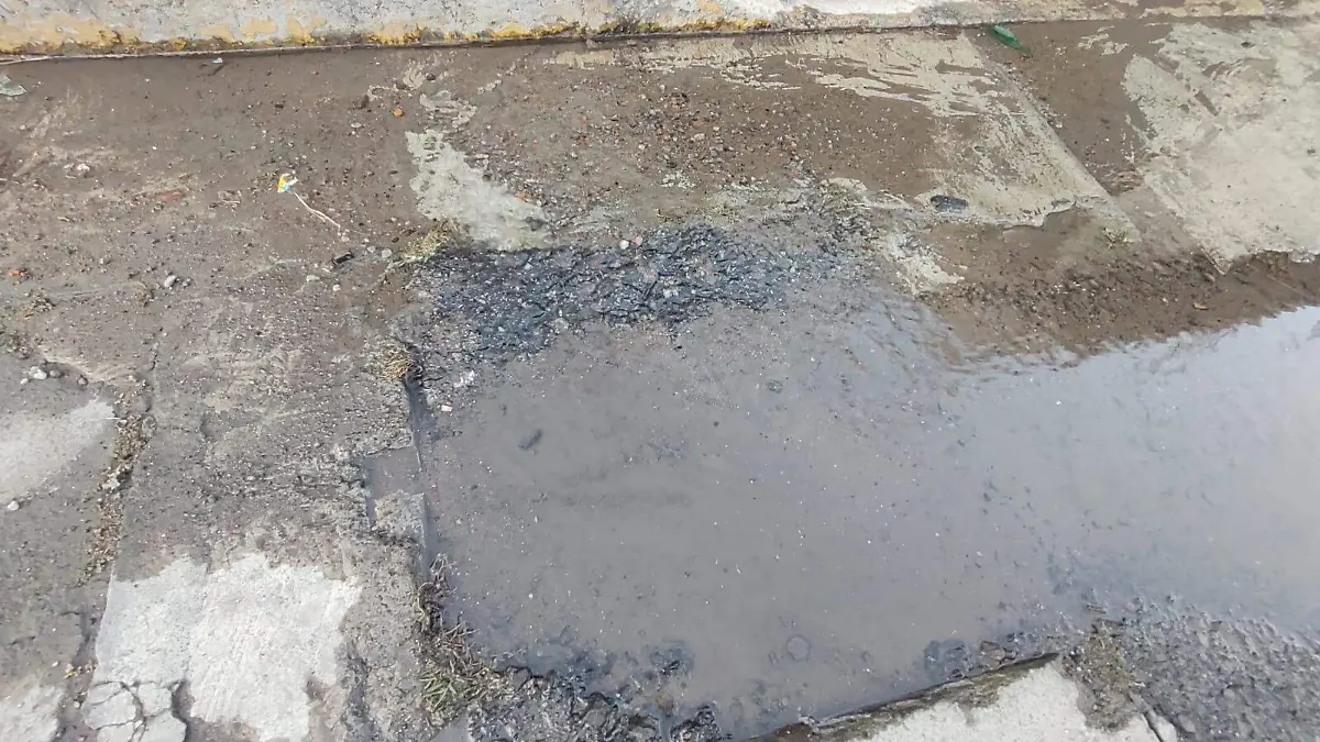 ¿Llega la solución? Vecinos de Toluca reportan fuga de agua que ha estado activa por más de 10 horas sin respuesta oficial