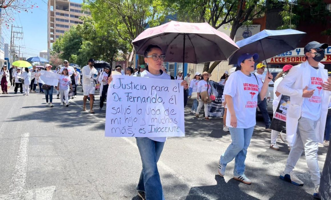 Manifestantes en Toluca exigen la liberación del cirujano Jesús Fernando N., detenido por presunta negligencia médica