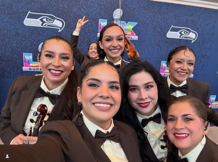 Mariachi Las Divas, agrupación femenina, acompaña a Bad Bunny en el show del Super Bowl LX en California