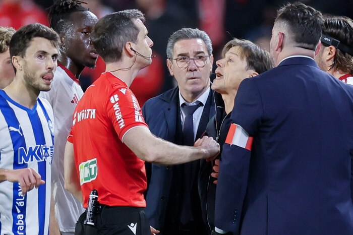 Matías Almeyda protagoniza acto de agresión y protesta desafiante en partido del Sevilla contra Alavés