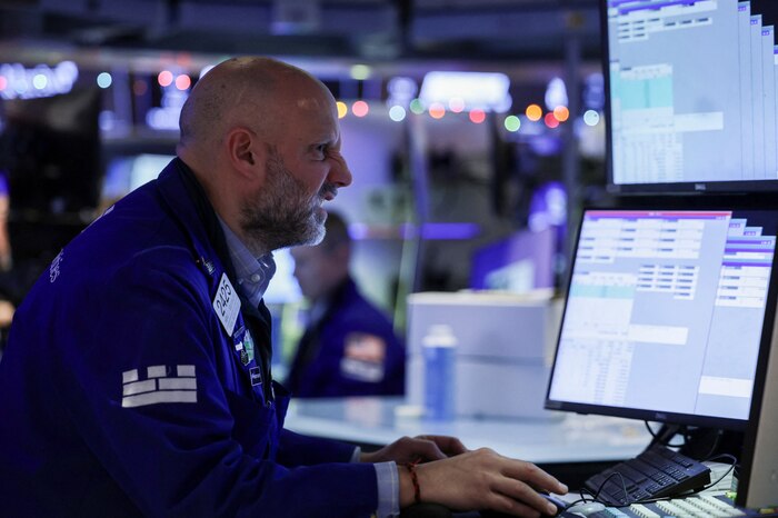 Mercados financieros en Argentina bajan acciones y elevan bonos ante expectativa del dato de inflación de enero