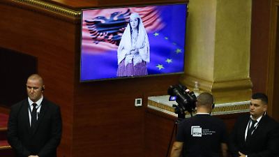 Ministra albanesa generada por IA busca impulsar transparencia y enfrentar críticas