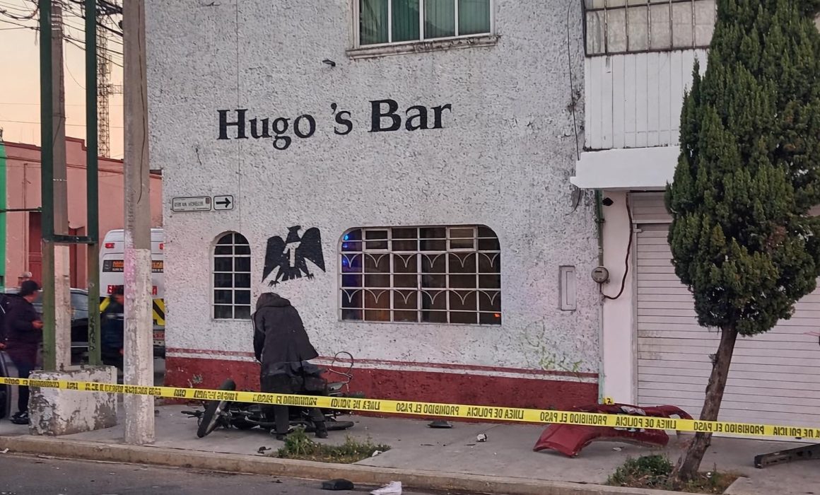 Muere motociclista en Toluca tras ser arrollado; mujer herida lucha por su vida