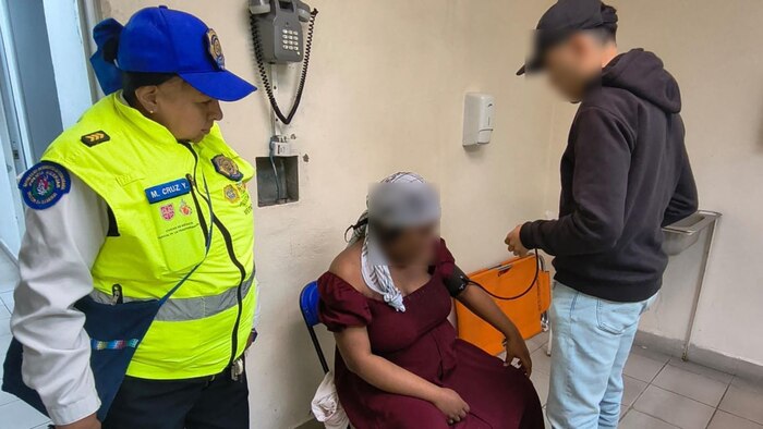 Mujer haitiana recibe atención médica en estación Zapata de Línea 12 del Metro en CDMX durante labor de parto