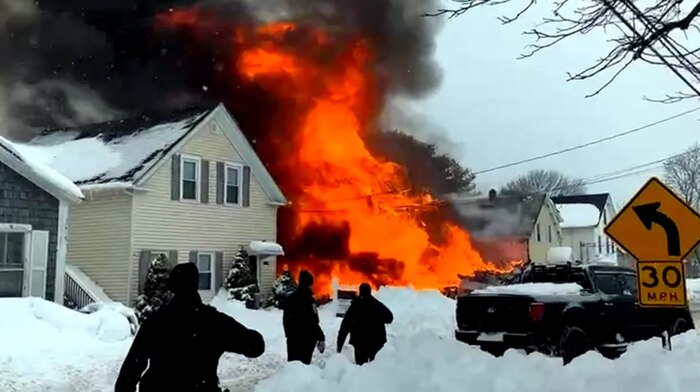 Nieve acumulada dificulta respuesta ante explosión por fuga de gas en Taunton, Massachusetts