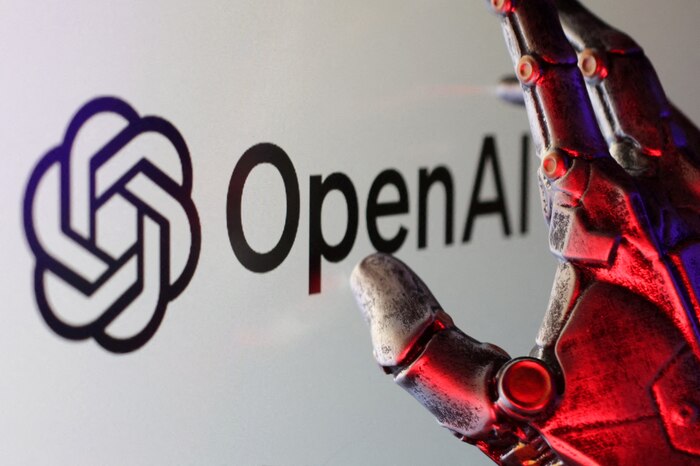 OpenAI pospone desarrollo de hardware avanzado para centrarse en auriculares inalámbricos