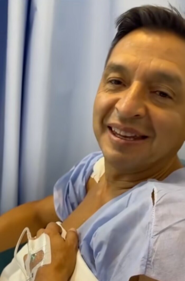 Padre Chucho, en silla de ruedas tras cirugía y amenazas, recibe respaldo de sus feligreses en Colombia