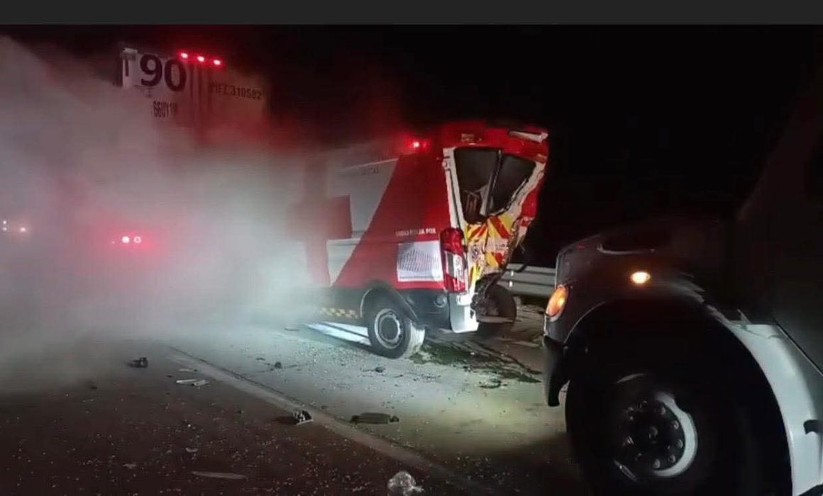 Paramédico muere en accidente y incendio de ambulancia en la autopista Arco Norte, Apaxco