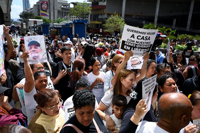 Parlamento venezolano recibe a familiares de presos políticos en medio de críticas a la ley de amnistía