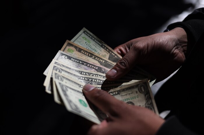 Peso chileno se fortalece frente al dólar este 18 de febrero de 2026, cierra en 862,16 pesos por dólar