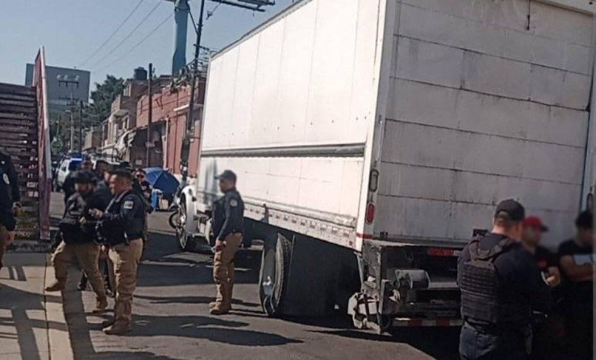 Policía de Tlalnepantla y Estado de México detienen a tres hombres por intento de robo de camión en Tequexquináhuac