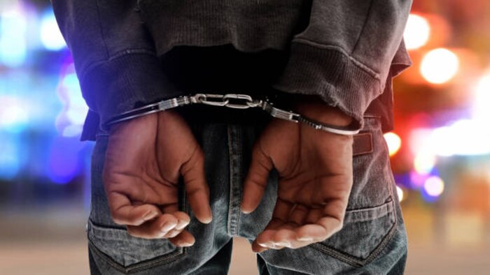 Policías de Nezahualcóyotl detienen a cinco personas relacionadas con intento de robo de motocicleta en Estado de México