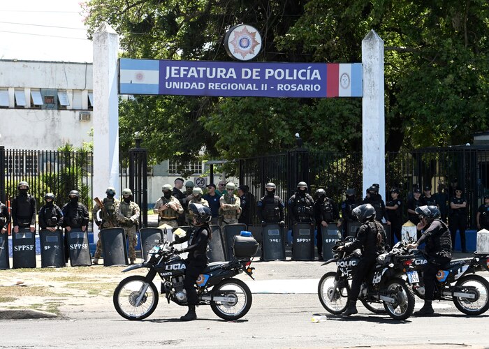 Policías de Santa Fe realizan protesta en Rosario por mejoras salariales