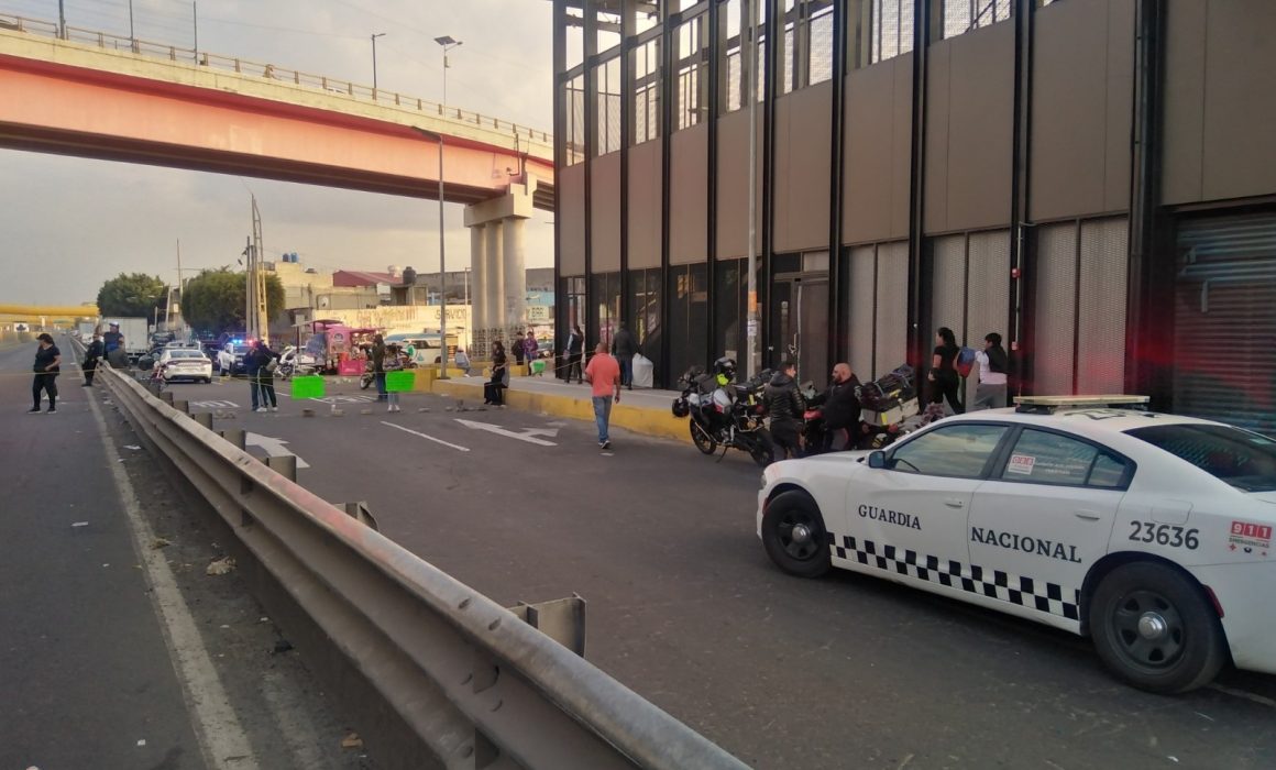 ¡Policías de Valle de Chalco bloquean la México-Puebla en protesta por impagos y generan caos vial!