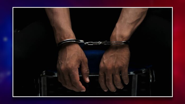 Policías de la Ciudad de México arrestan a dos hombres armados por robo en la alcaldía Cuauhtémoc, incluido un menor de edad