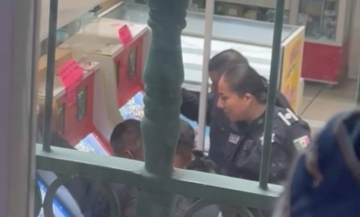 ¡Policías en Texcoco ignoran un robo y se entretienen jugando maquinitas! La indignación en plena calle