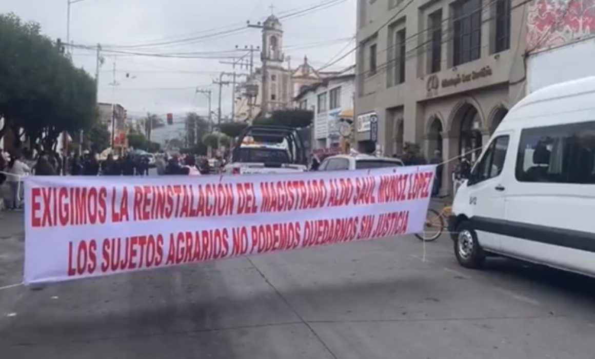 ¿Por qué vecinos y abogados bloquearon calles en Texcoco por la destitución de un magistrado?