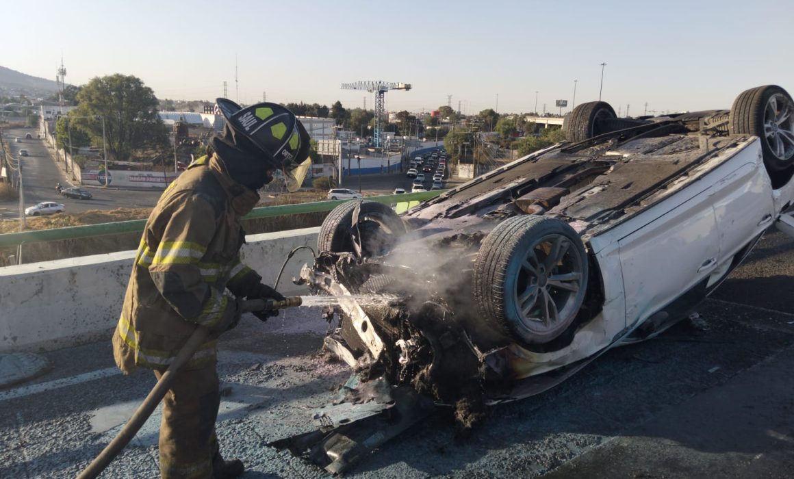Protección Civil de Ecatepec controla volcadura en autopista durante este sábado