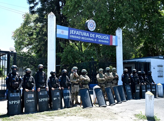 Pullaro decreta aumento salarial del 40% para policías de Santa Fe y finaliza protesta