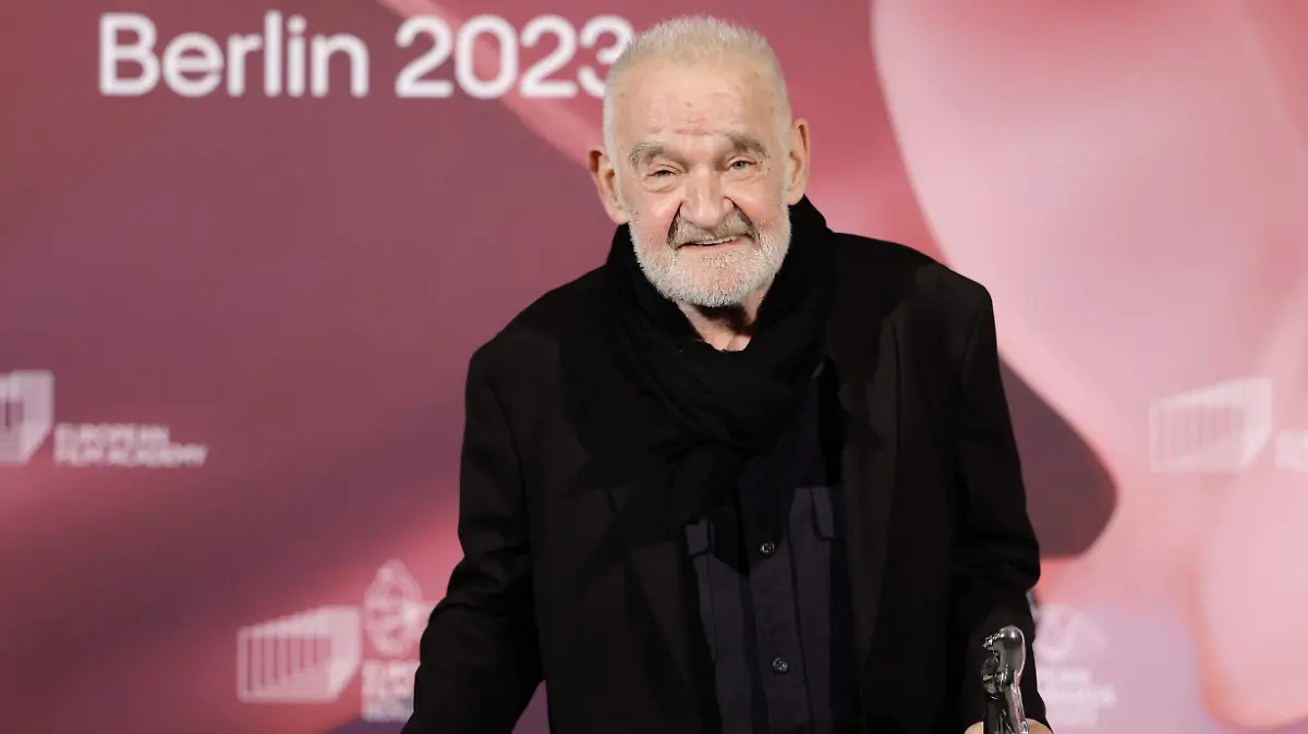 ¿Qué legado dejó el célebre cineasta húngaro Béla Tarr en el mundo del cine?