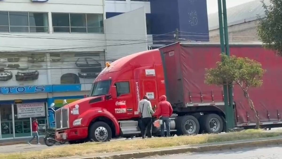 ¿Qué llevó a un tráiler a embestir y arrastrar a un motociclista en Toluca? La trágica historia que debes conocer